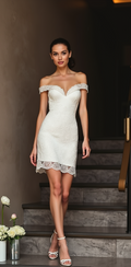 Mini off-shoulder wedding dress with delicate lace embroidery, a fitted silhouette, and an elegant lace-trimmed hem – ideal for civil weddings and receptions.
فستان زفاف قصير بأكمام مكشوفة، مزين بتطريز دانتيل فاخر، بقصة ضيقة وحواف دانتيل أنيقة – مثالي لحفلات الزفاف المدنية والاستقبالات.
Vestido de novia corto con hombros descubiertos, encaje detallado, silueta ajustada y dobladillo con encaje – ideal para bodas civiles y recepciones.