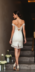 Luxury lace mini wedding dress featuring a deep V-back with illusion lace, scalloped hem, and off-the-shoulder sleeves – an exquisite choice for modern brides. | فستان زفاف مكشوف الظهر بتصميم فاخر من الدانتيل والتفاصيل الراقية | Vestido de novia con espalda descubierta y detalles de encaje – un look sofisticado y moderno. | Robe de mariée en satin avec dos nu et dentelle transparente – idéale pour une cérémonie élégante.