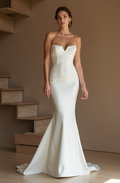 
Fitted Strapless Wedding Gown – Sleek Satin & Modern Elegance
